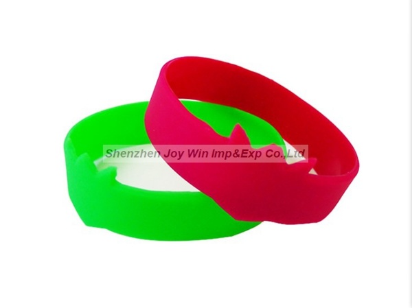 Promotional Customized Shape Silicone Bracelets for Kids Material:100% high quality silicone Color:Any Pantone color are welcome Design:As customized Size:202x12x2mm Logo finish:Blank/Debossed/Debossed with color filled/Printed/Embossed with printed/Dual